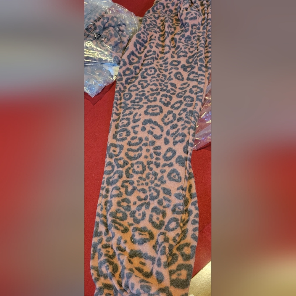 Pink/grey leopard print leggings